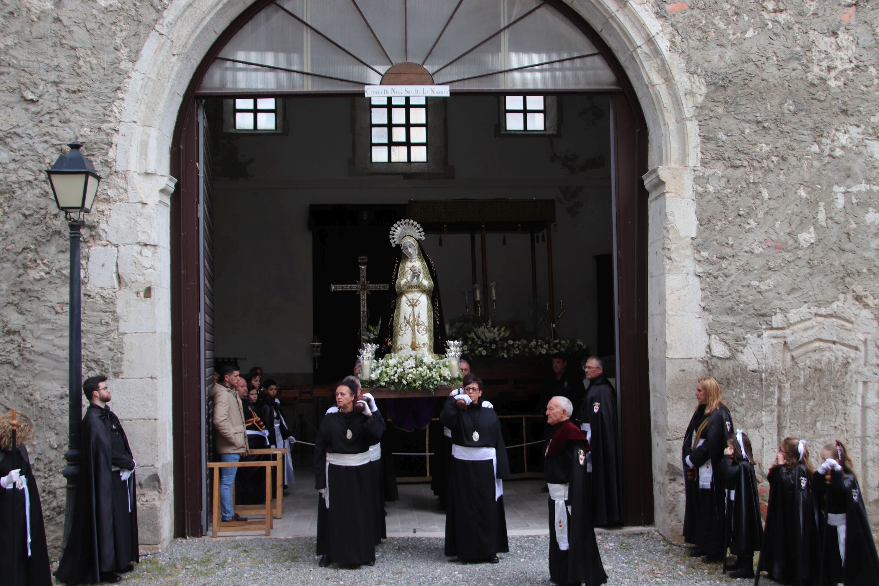 Salida de Nuestra Señora de la Soledad de la iglesia de La Concepción de Cuéllar.