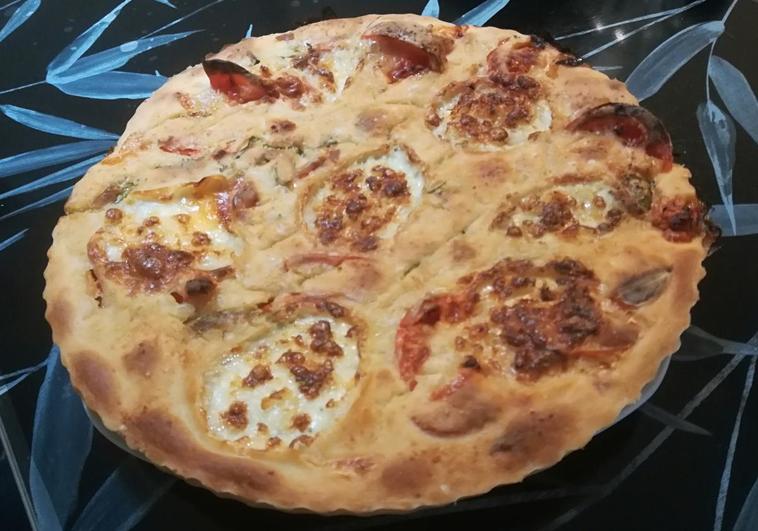 Focaccia cocida al horno con queso caprese.