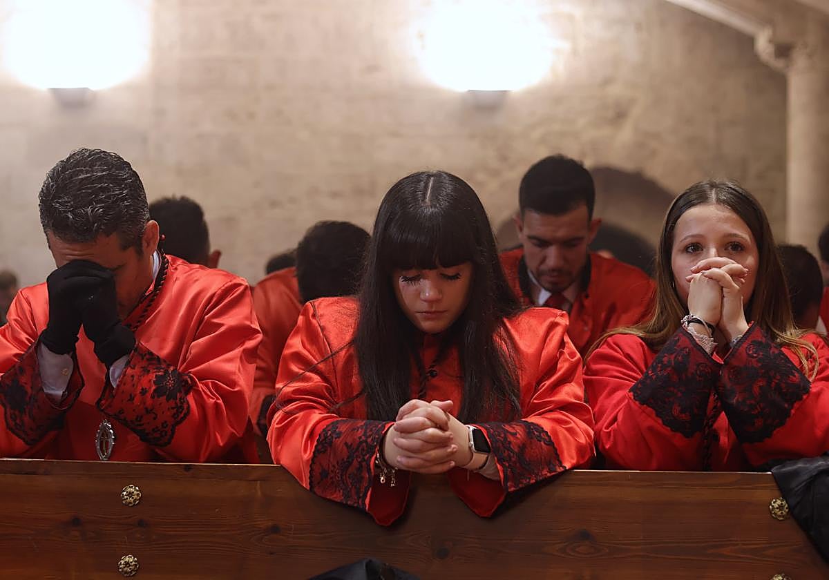 Lágrimas de los cofrades en la iglesia de la Antigua en Valladolid después de anunciarse la suspesión de la procesión.
