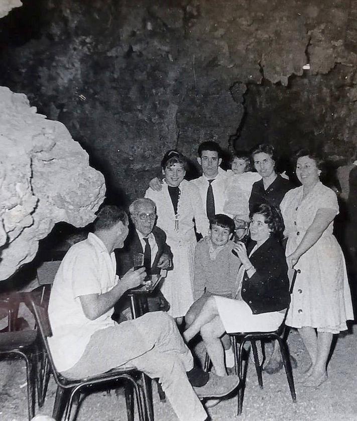 Imagen secundaria 2 - Arriba, Merche, con su hermano y otros familiares y amigos. Postal que se hizo del bar y que no se llegó a circular. En blanco y negro, otra foto de los Morencia.