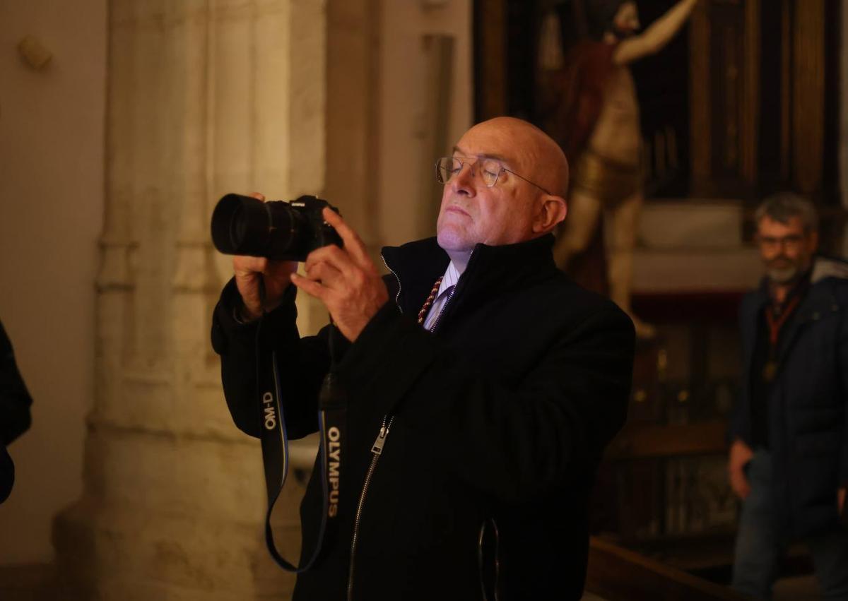 Imagen secundaria 1 - La ministra de Igualdad, Ana Redondo, asiste a la procesión del Cristo de los Trabajos. Jesús Julio Carnero, alcalde de Valladolid, hace una foto durante uno de los eventos de esta Semana Santa. 