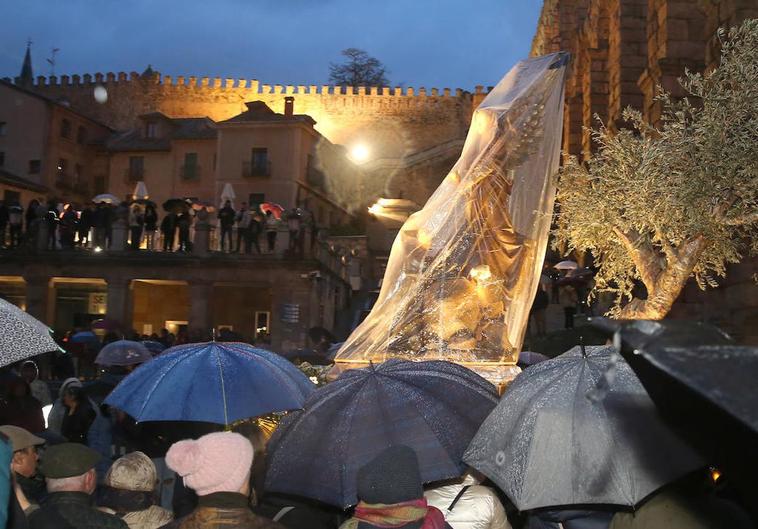 El paso de La Oración en el Huerto, cubierto con plásticos, a su paso por el Azoguejo.