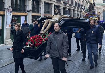 Los restauradores confirman el buen estado del Nazareno pese al chaparrón del Miércoles Santo