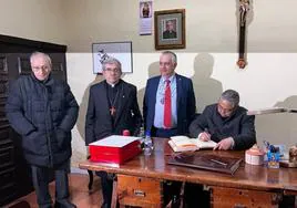 El Nuncio del Papa firma en el libro de honor de la Cofradia de las Siete Palabras.