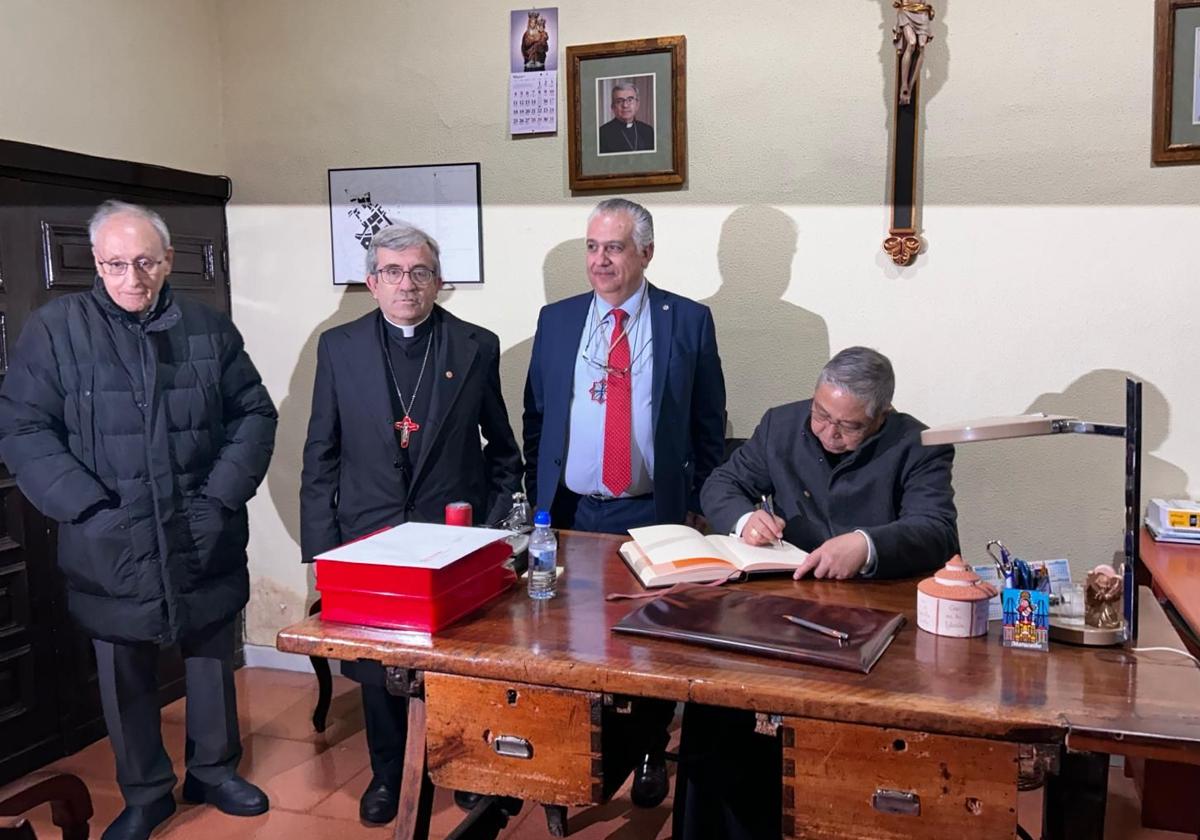 El Nuncio del Papa firma en el libro de honor de la Cofradia de las Siete Palabras.