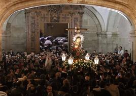 La Dolorosa, durante la salve y detrás, los paraguas en la calle.