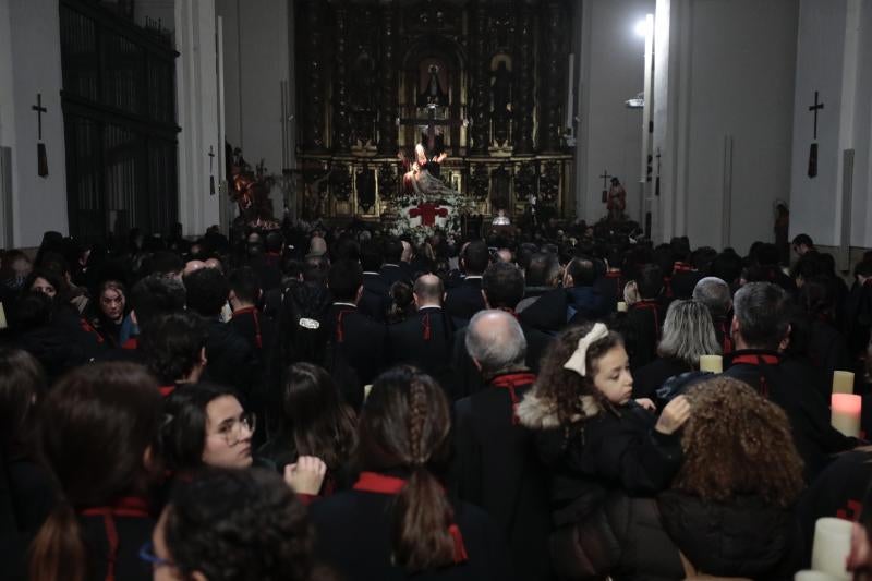 Cofrades y espectadores arropan a La Piedad en San Martín el miércoles por la noche, tras la suspensión.