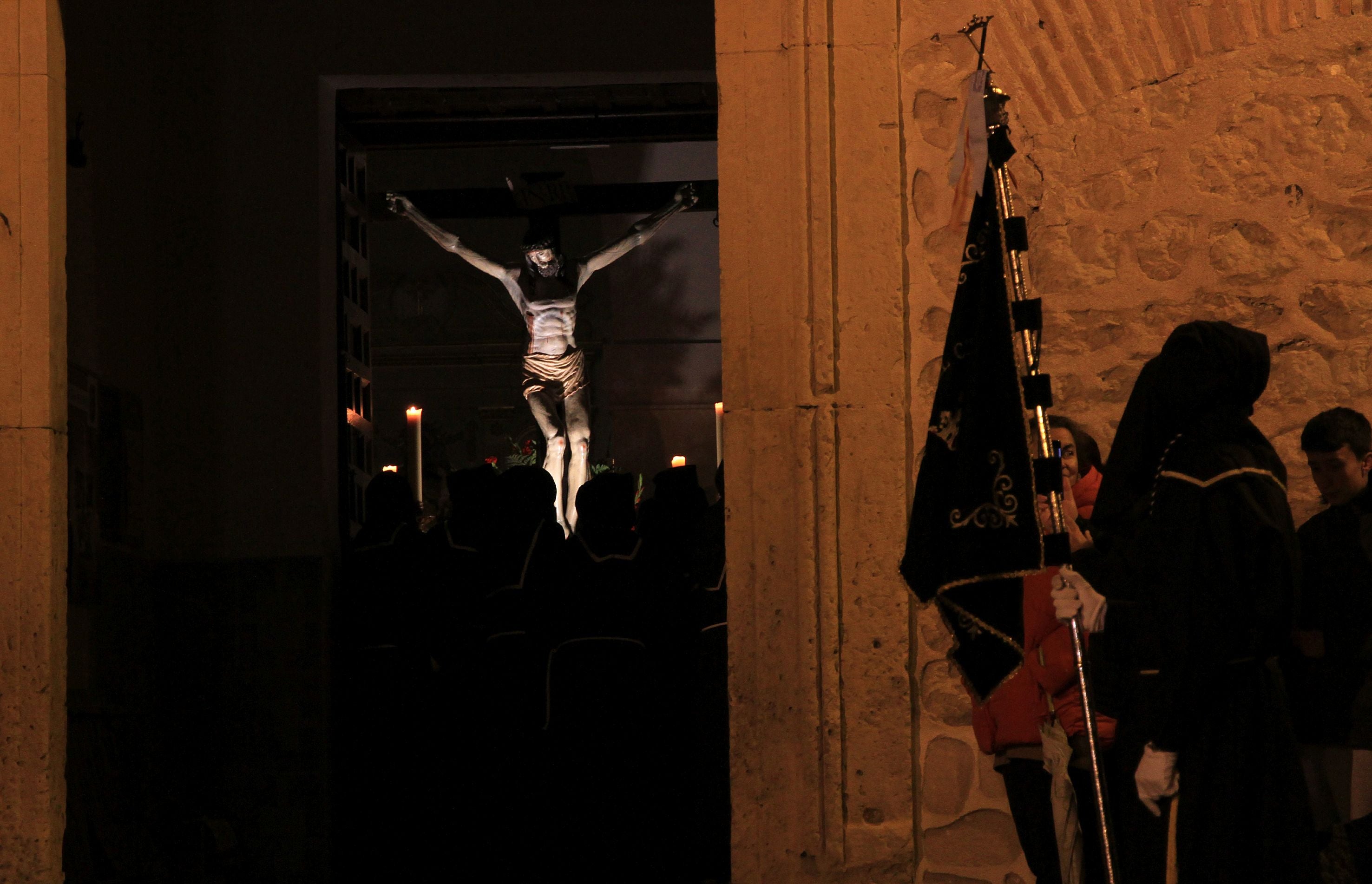 La lluvia condiciona el Vía Crucis de San Andrés