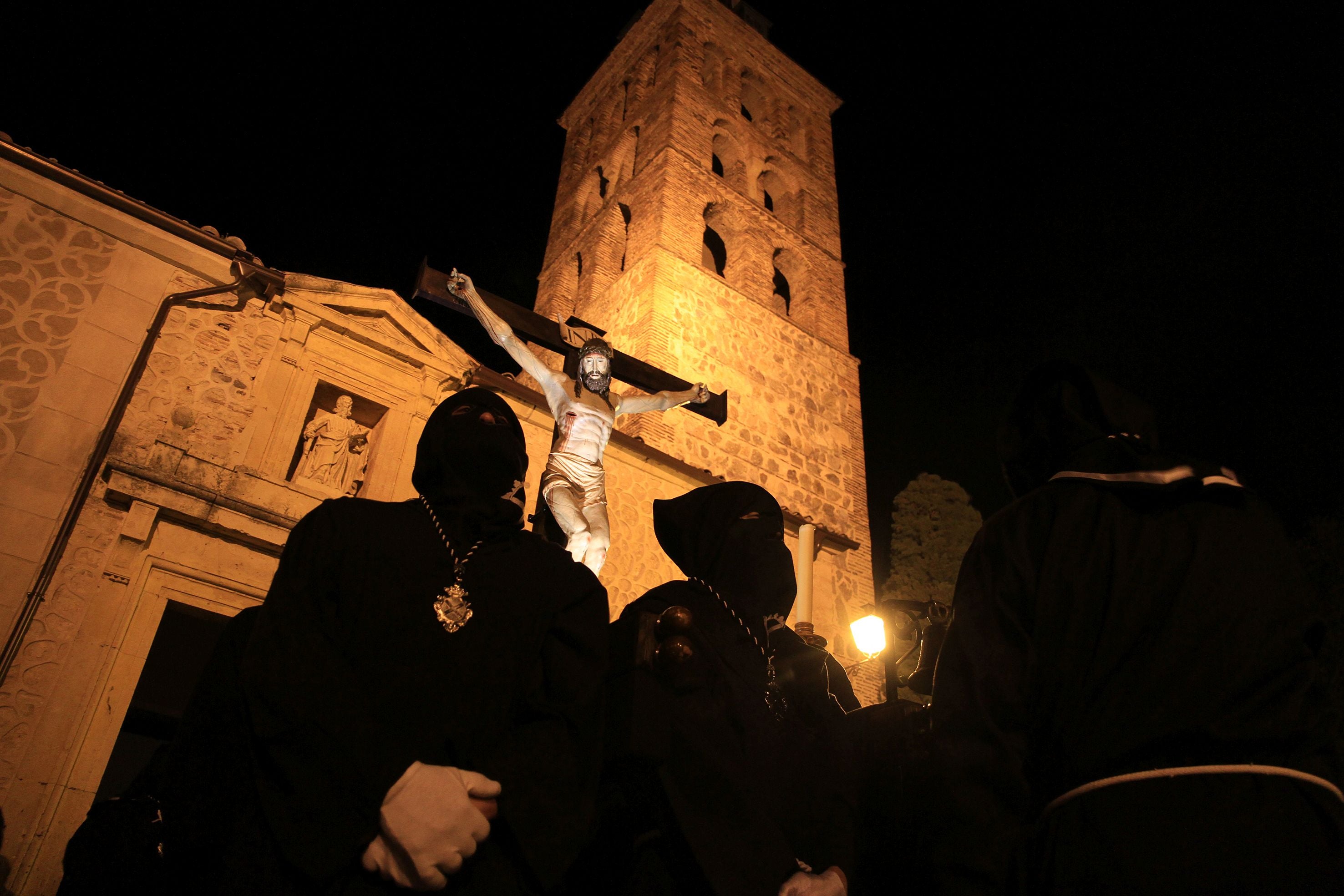 La lluvia condiciona el Vía Crucis de San Andrés