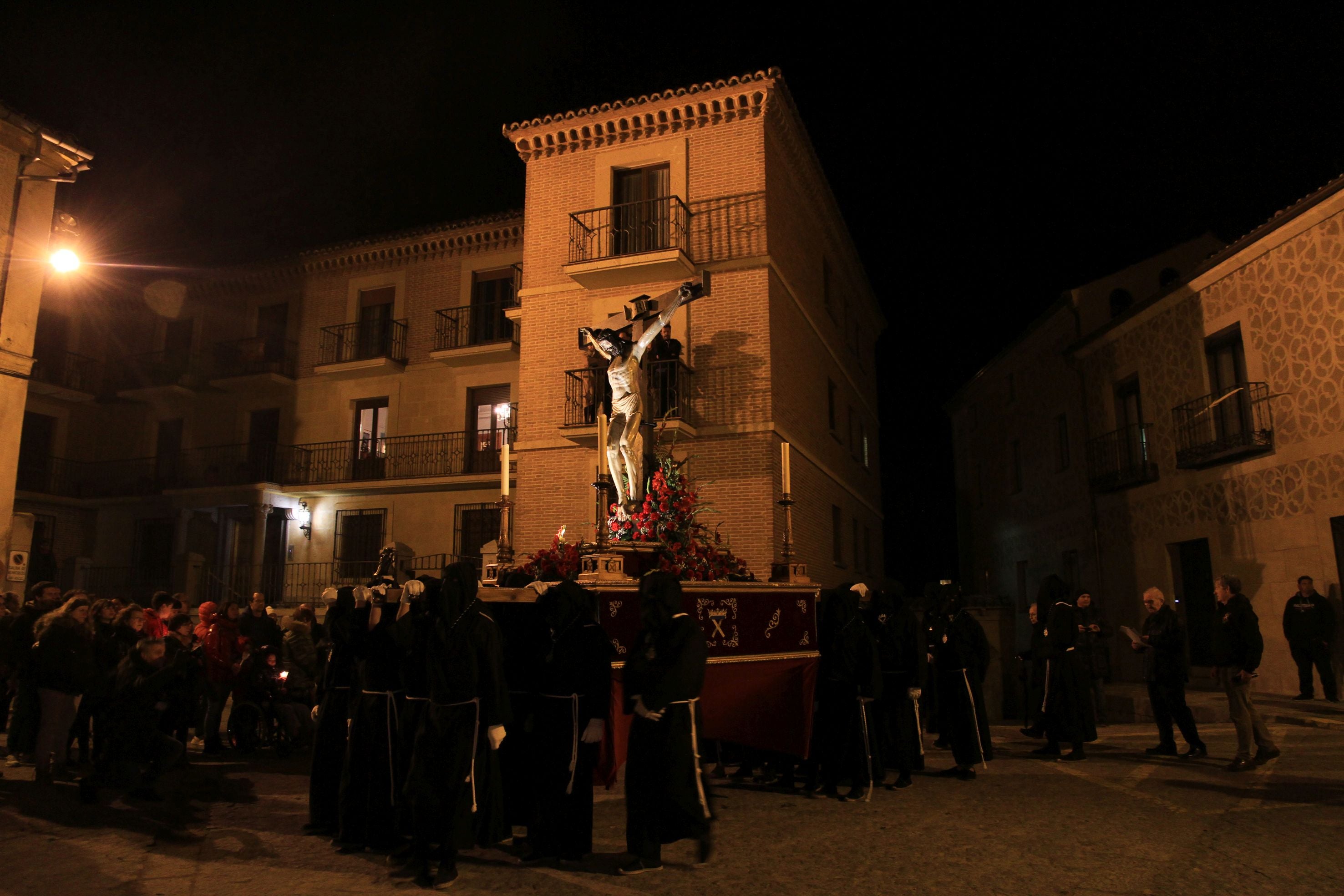 La lluvia condiciona el Vía Crucis de San Andrés