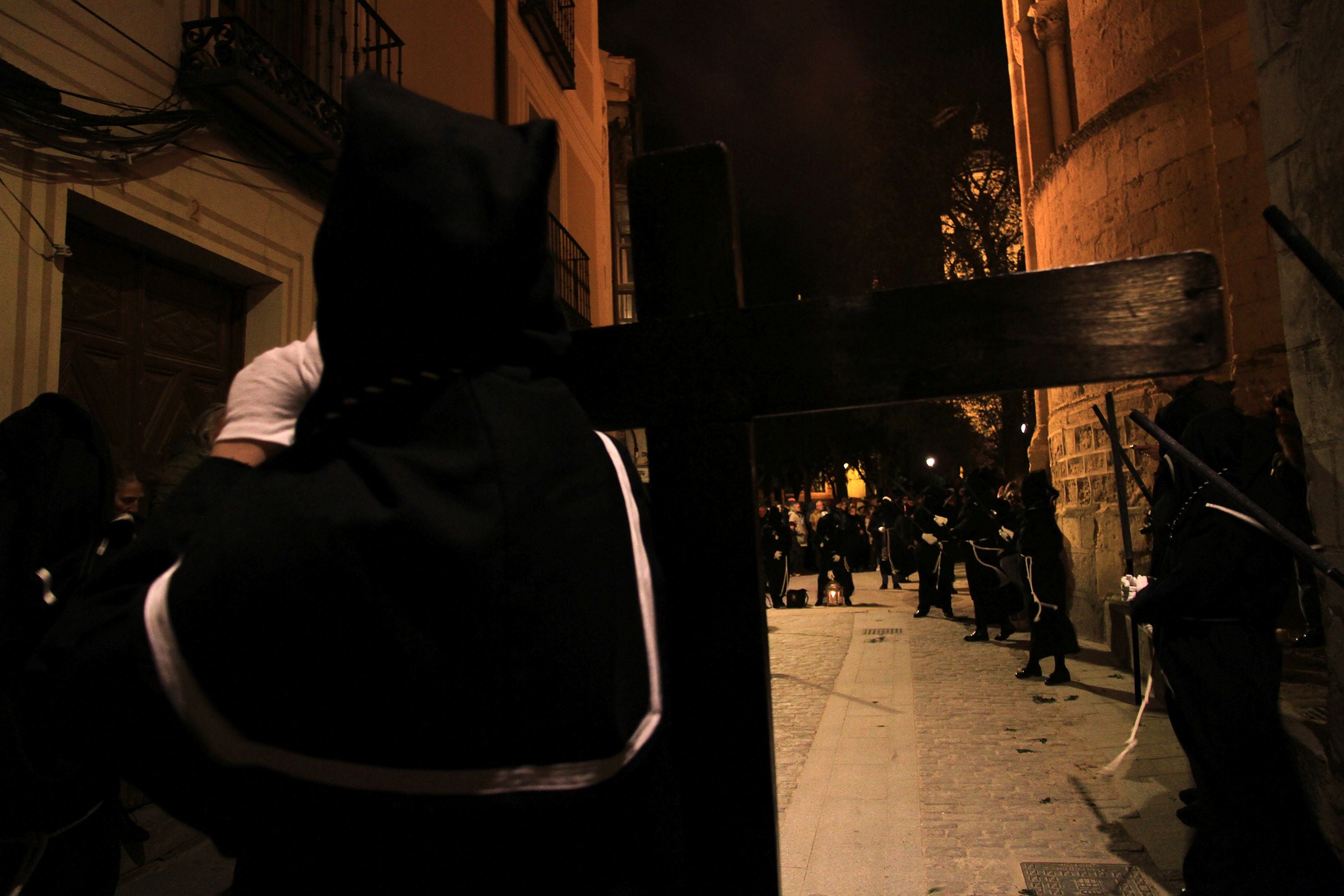 La lluvia condiciona el Vía Crucis de San Andrés