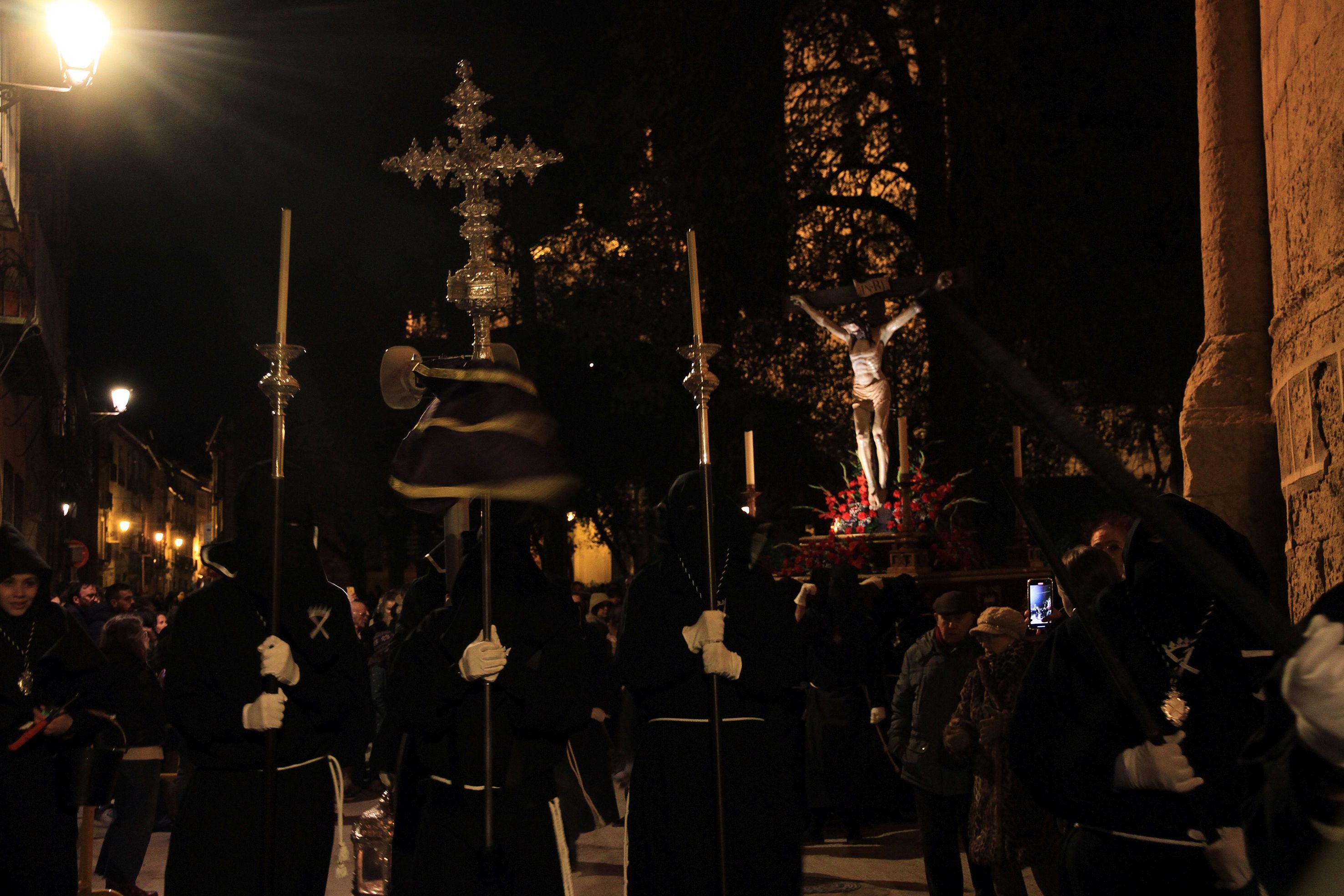 La lluvia condiciona el Vía Crucis de San Andrés