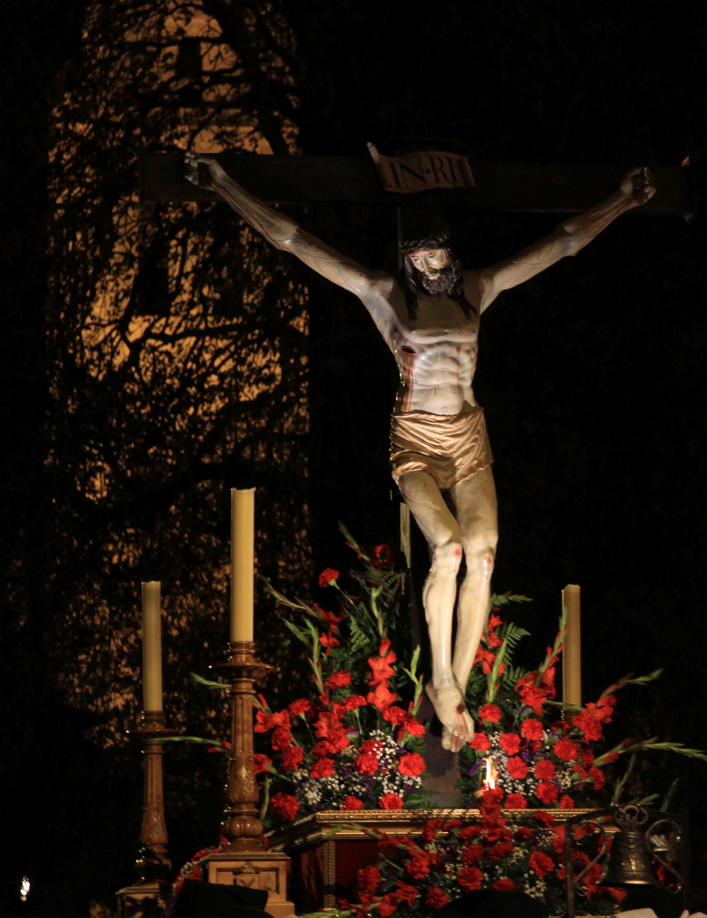 La lluvia condiciona el Vía Crucis de San Andrés