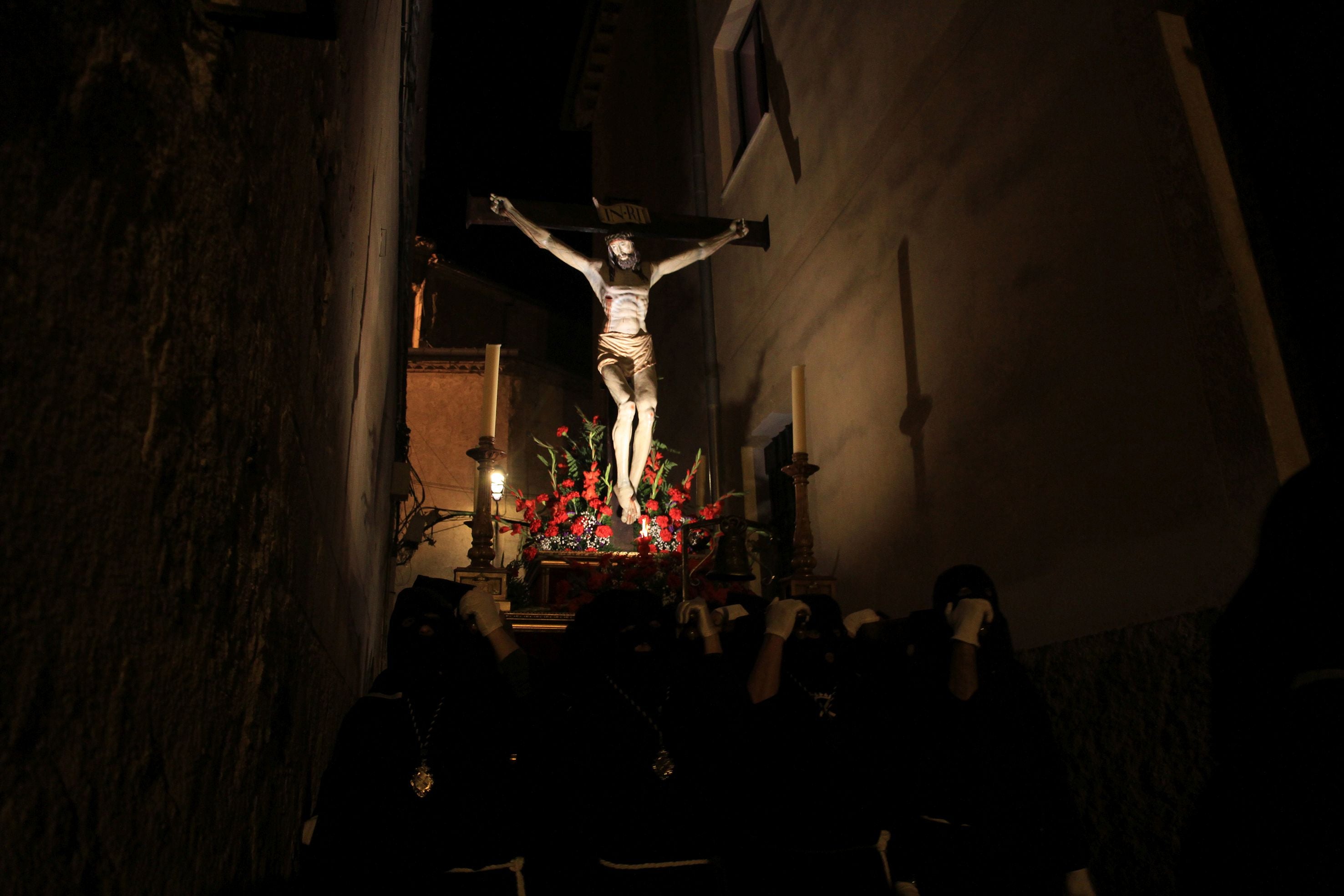 La lluvia condiciona el Vía Crucis de San Andrés