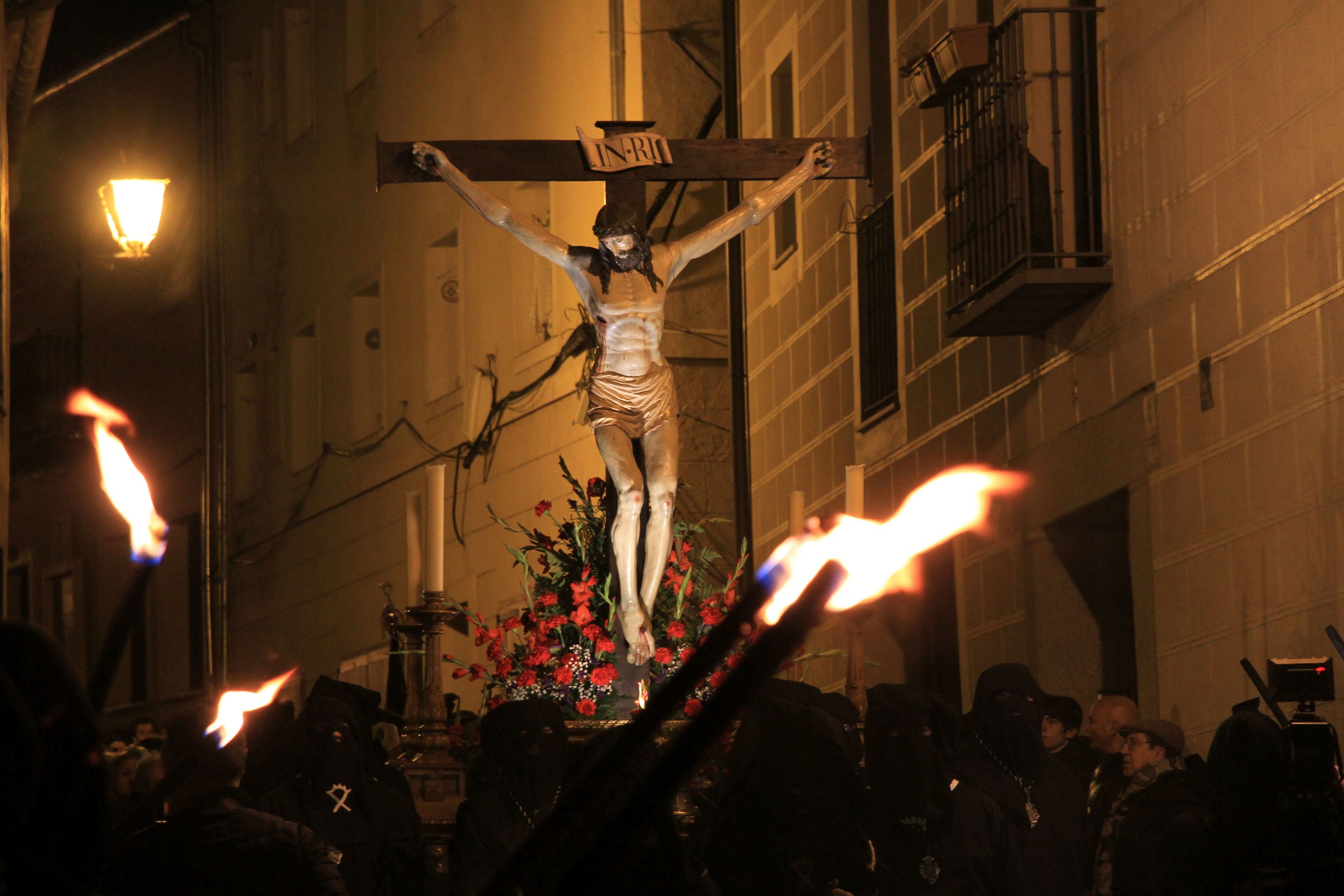 La lluvia condiciona el Vía Crucis de San Andrés