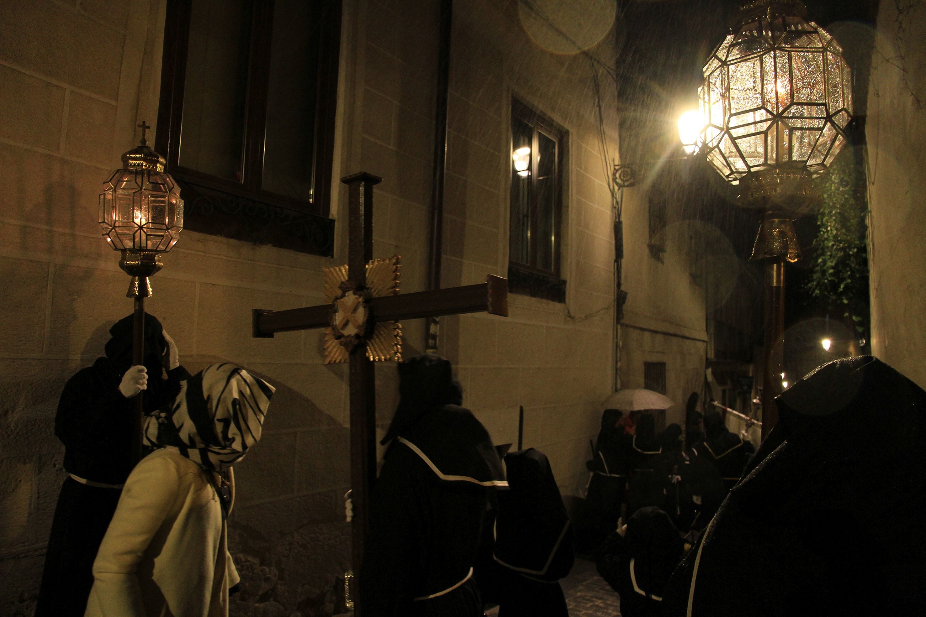 La lluvia condiciona el Vía Crucis de San Andrés