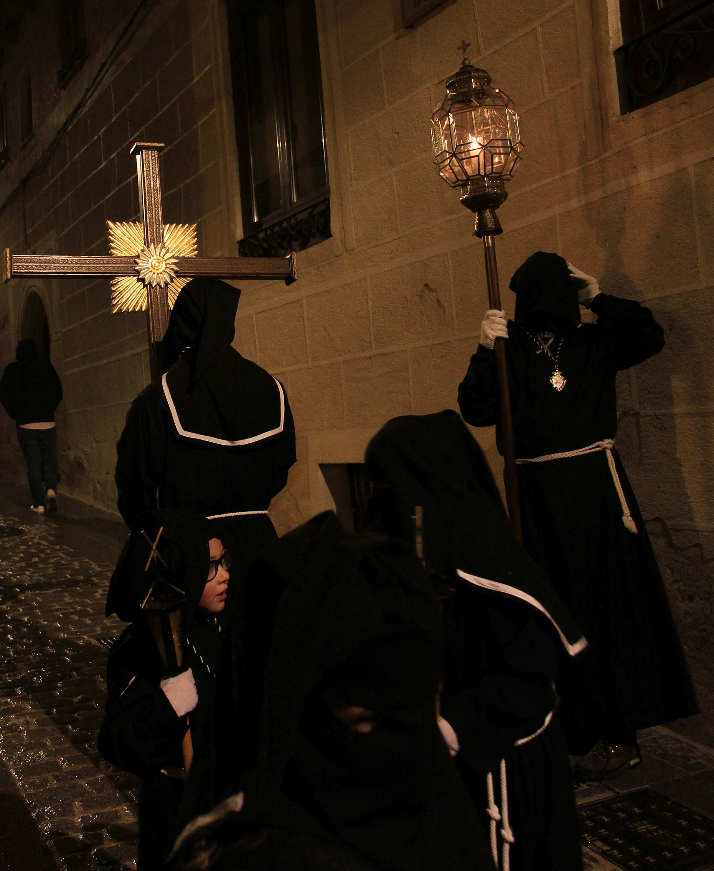 La lluvia condiciona el Vía Crucis de San Andrés