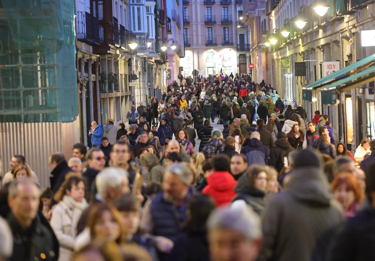 La calle Platerías, a media hora de comenzar la Procesión General.