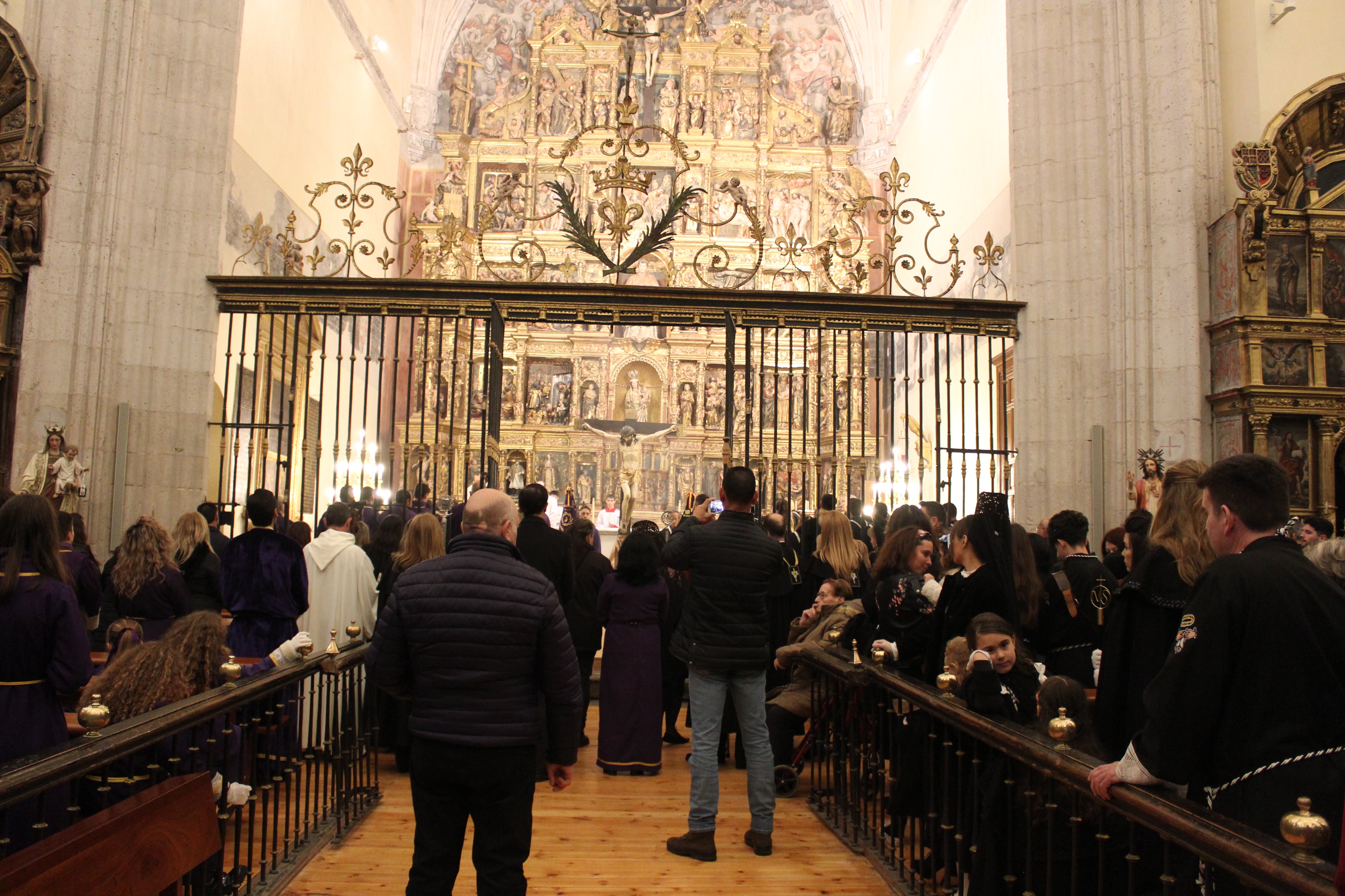 Asistentes al acto en el interior de la Colegiata de San Antolín 