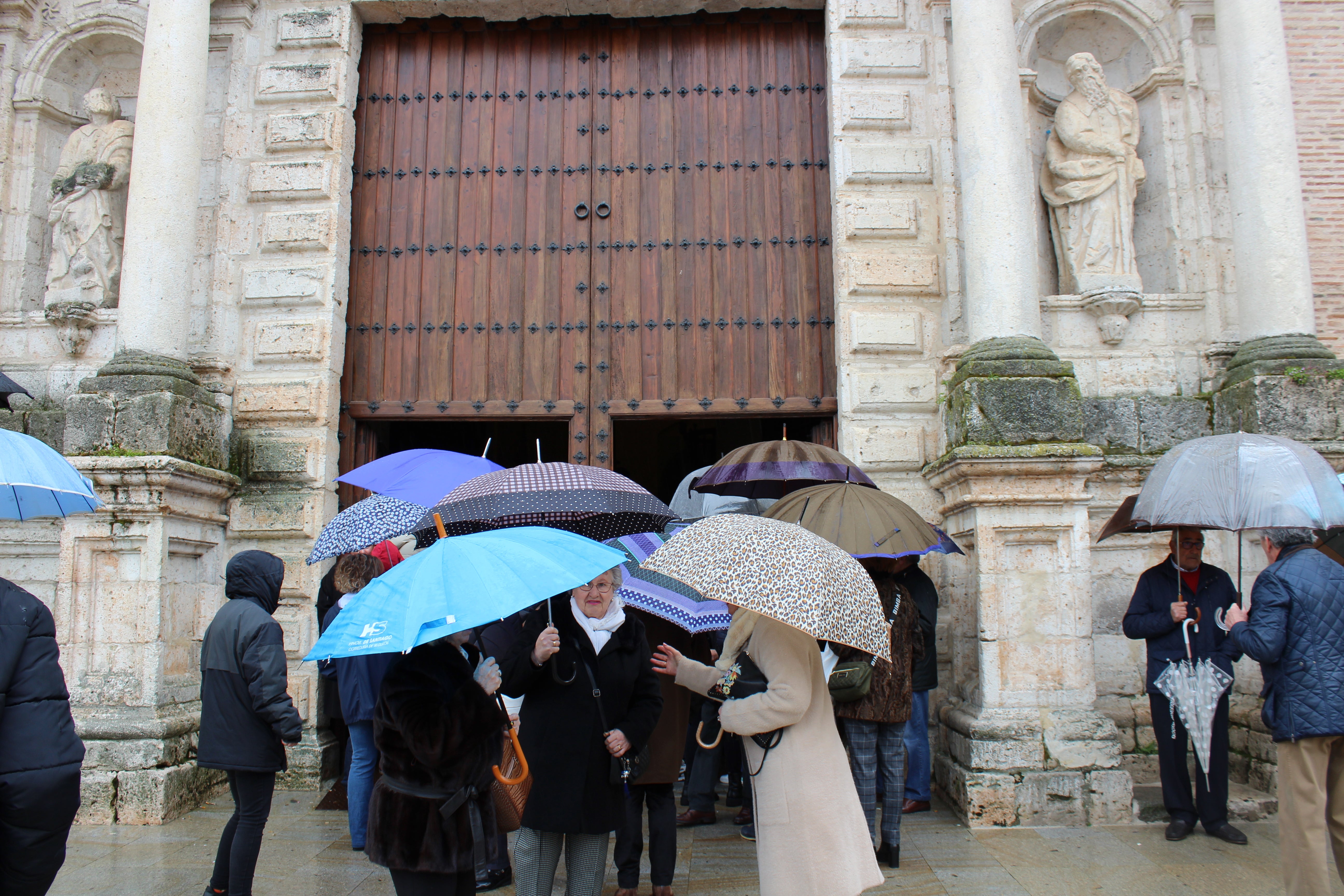 Medinenses agolpados en la puerta de la Colegiata de San Antolín para observar el acto 