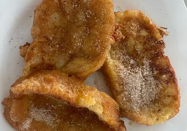 Torrijas caseras con azúcar y canela para el Viernes Santo