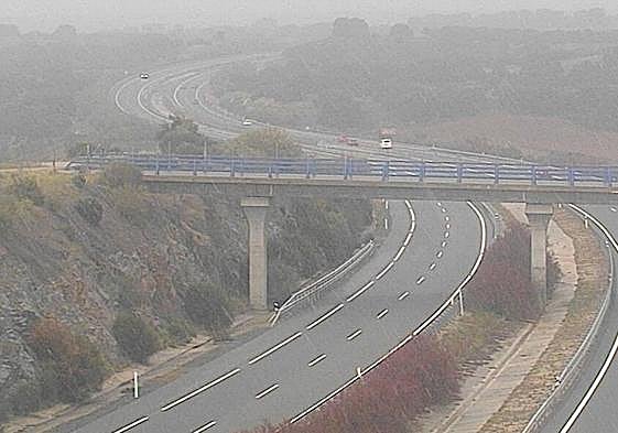 Estado de la AP-51 en Ávila a las seis de la tarde captado por las cámaras de la DGT en torno al lugar del siniestro.