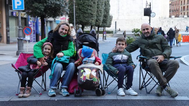 Imagen antes - Bien situados, en primera línea, pero sobre todo bien pertrechados para este evento. Esta familia vallisoletana sabía de qué va la Semana Santa en un día como el de este Viernes Santo.