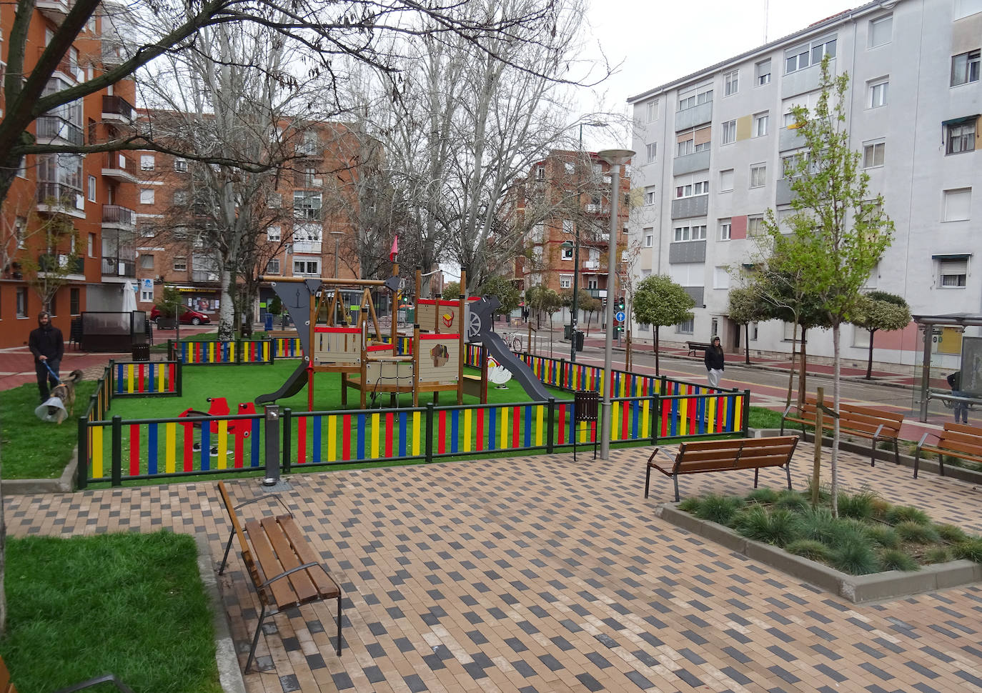 Las imágenes de la plaza del colegio San Juan de la Cruz en La Rondilla