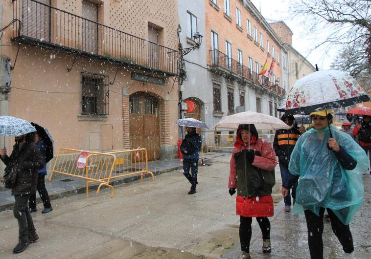 Segovia, bajo la nieve, en el comienzo del Viernes Santo.