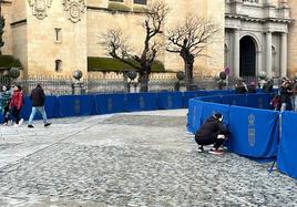 Vallas instaladas a lo largo del recorrido por la Plaza Mayor, sin ornamento.