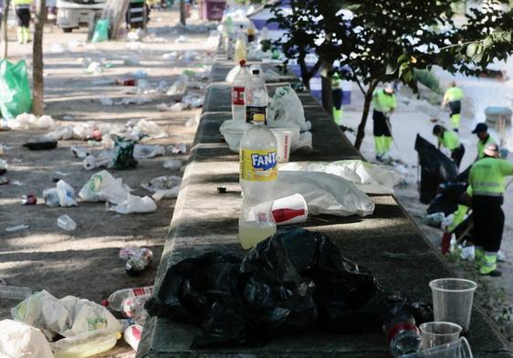 Operarios de la limpieza recogen los restos de la fiesta de San Juan en las Moreras el año pasado.