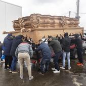 La procesión del almacén: así vuelven las andas a la nave de las cofradías de Valladolid