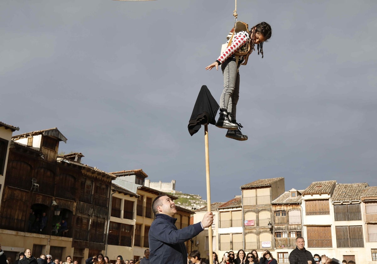 Julia Soria, durante la Probadilla, se acerca a recoger el paño negro que le acerca un compañero cofrade nazareno.