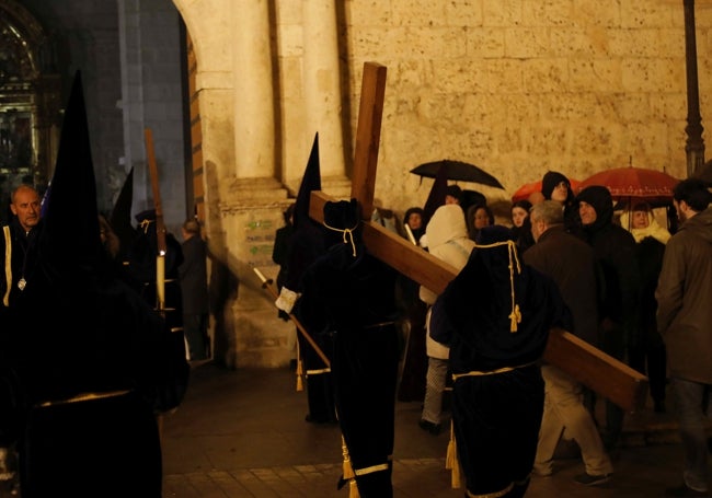 Nazarenos retornan al templo de San Miguel de Reoyo.