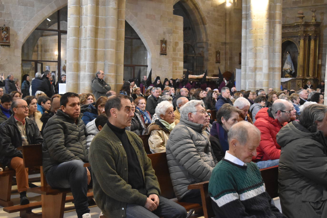 Emotivo desfile de las cinco cruces en Aguilar