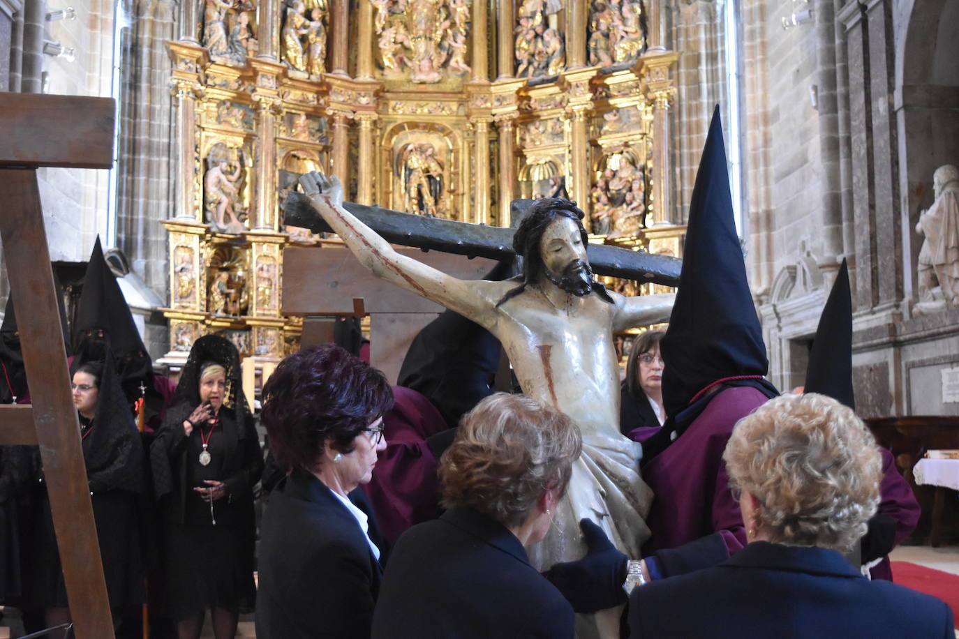 Emotivo desfile de las cinco cruces en Aguilar