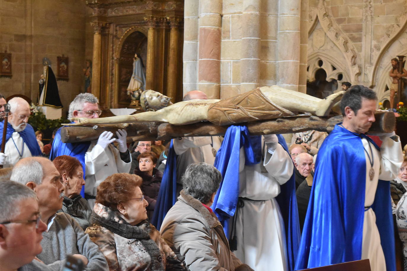 Emotivo desfile de las cinco cruces en Aguilar