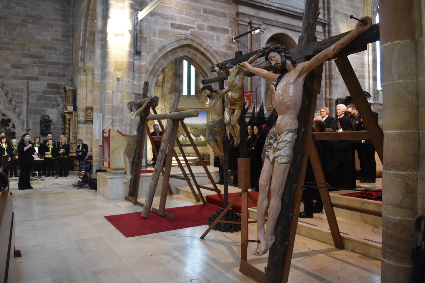 Emotivo desfile de las cinco cruces en Aguilar