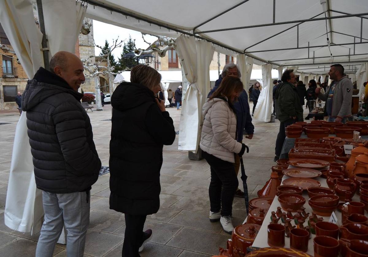 La artesanía del barro se exhibe en Astudillo