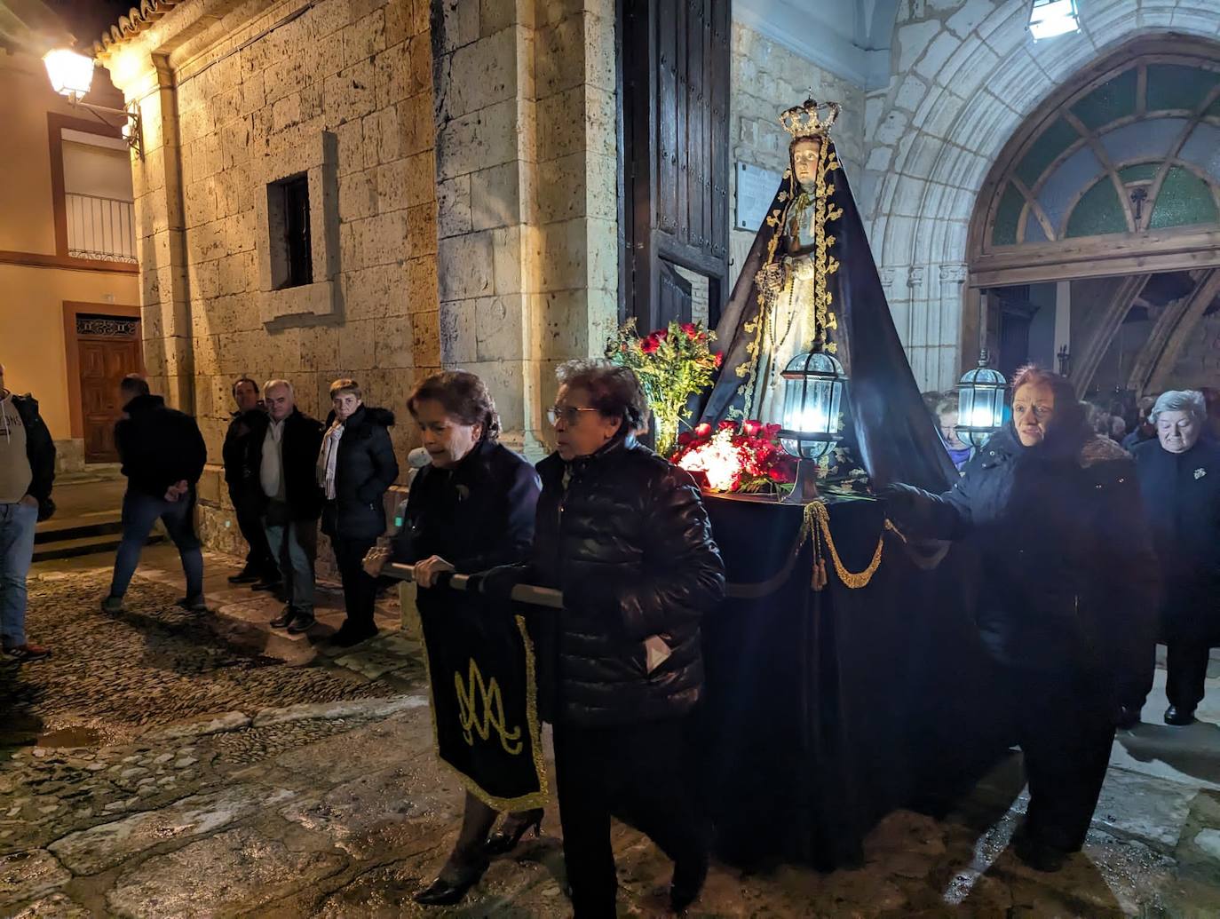 La lluvia da tregua a la procesión del Santo Entierro de Torrelobatón