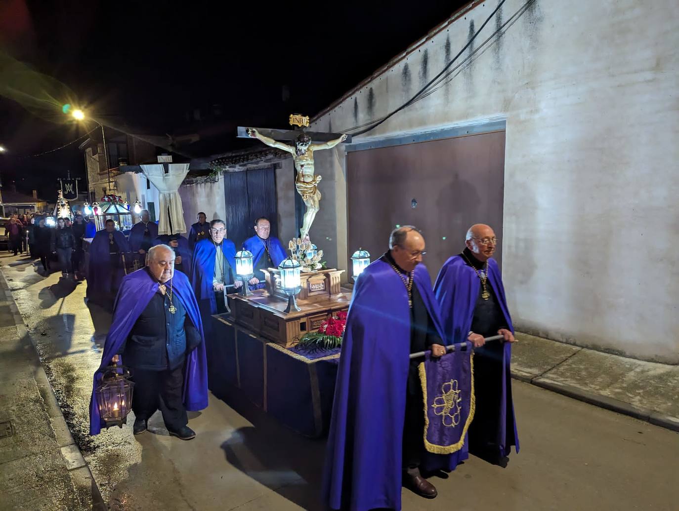 La lluvia da tregua a la procesión del Santo Entierro de Torrelobatón