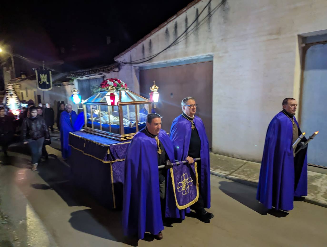 La lluvia da tregua a la procesión del Santo Entierro de Torrelobatón