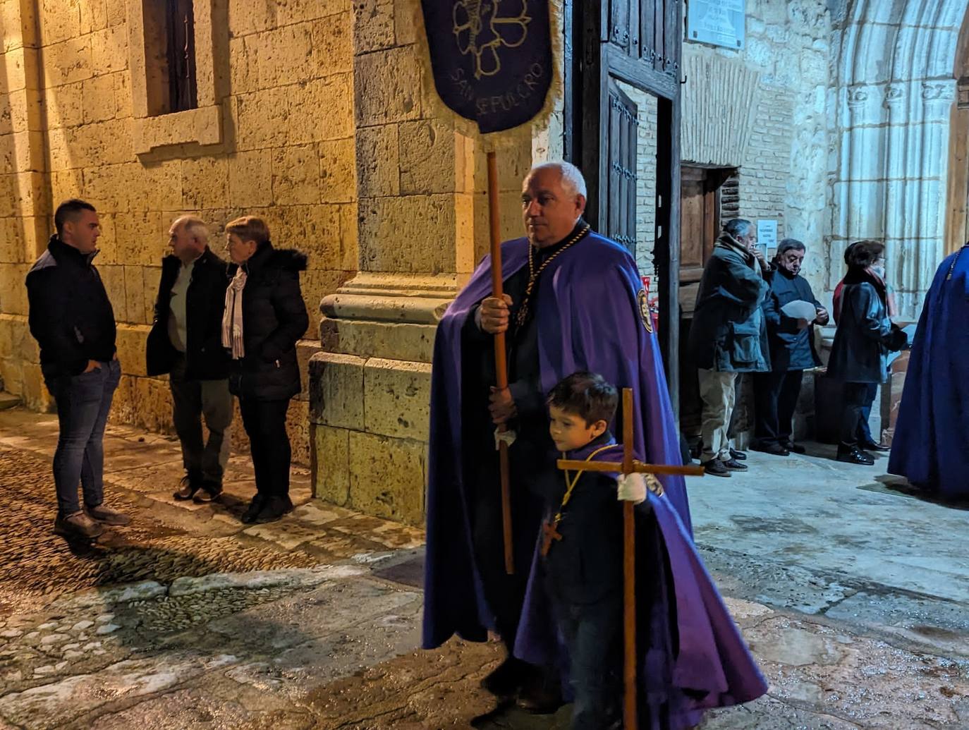 La lluvia da tregua a la procesión del Santo Entierro de Torrelobatón