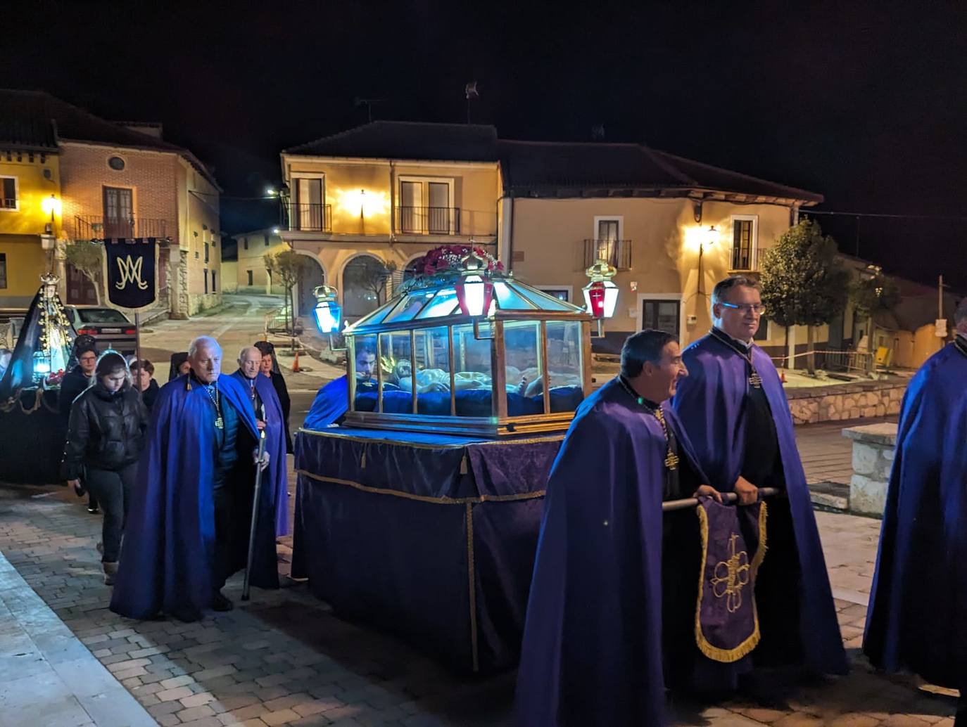 La lluvia da tregua a la procesión del Santo Entierro de Torrelobatón