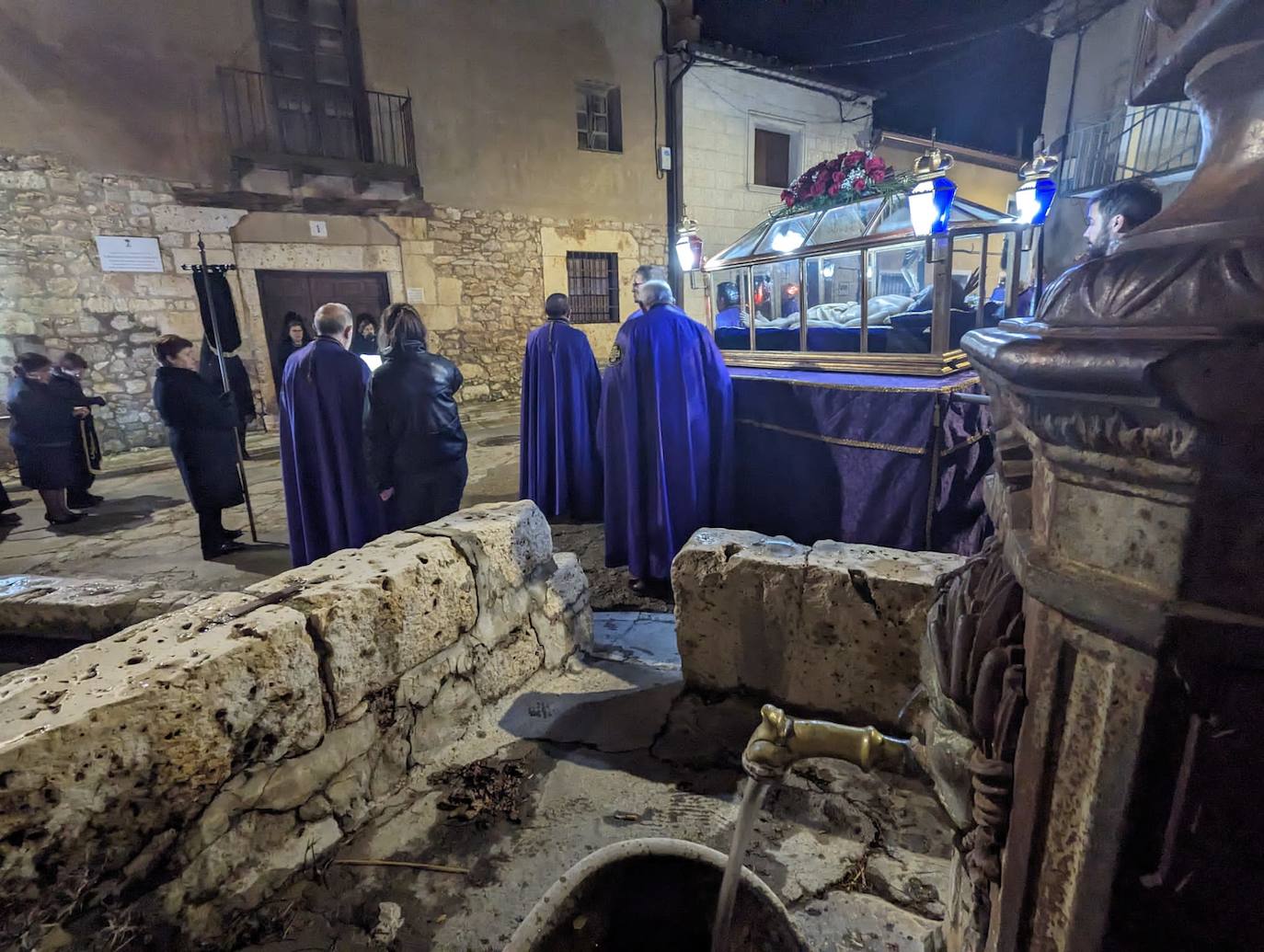 La lluvia da tregua a la procesión del Santo Entierro de Torrelobatón