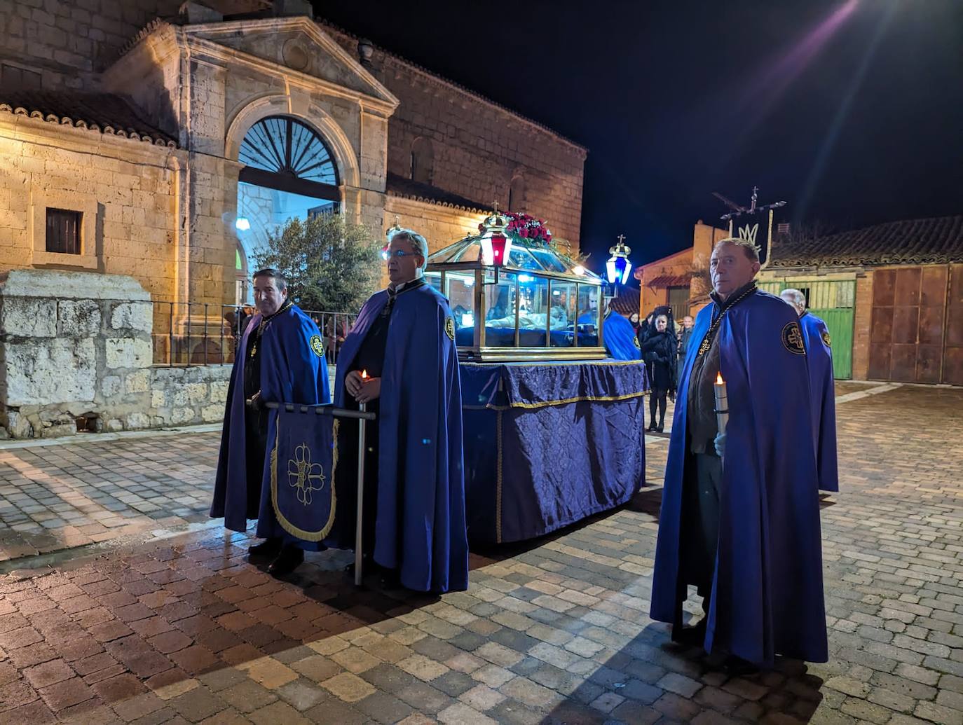 La lluvia da tregua a la procesión del Santo Entierro de Torrelobatón