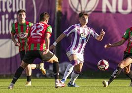 Una acción del partido entre Racing Villalbés y Real Valladolid Promesas