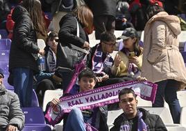 Aficionados del Real Valladolid durante el partido en el José Zorrilla