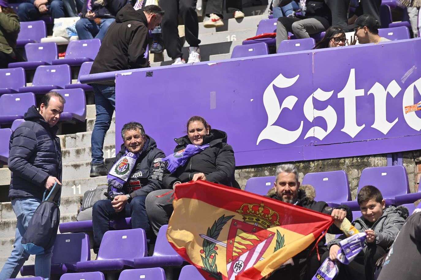 Búscate en la grada del estadio José Zorrilla (1/4)