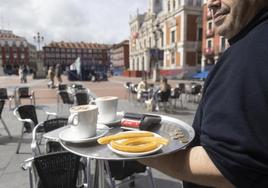 Un camarero de La Banqué sirve unos cafés en la Plaza Mayor.